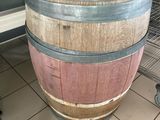 un tonneau de vin posé à même le sol