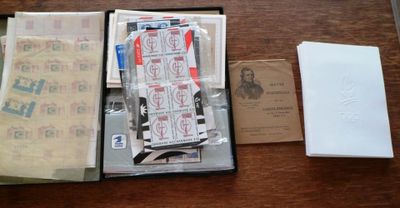 une boîte qui contient beaucoup de papiers et de stylos