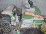 une pile de sacs et encore des sacs remplis de nourriture par terre