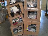 de nombreux cartons empilés les uns sur les autres dans un entrepôt