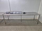 une longue table sur laquelle sont posés deux plateaux de nourriture