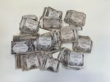 une liasse de vieux billets posée sur une table