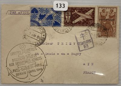 une vieille enveloppe avec des timbres, posée sur une table
