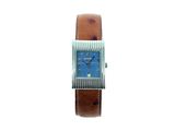 une montre avec un cadran bleu et un bracelet marron