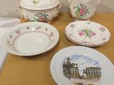 une table sur laquelle sont posés des assiettes, des bols et une théière