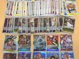 Une vaste collection de jeux de cartes est exposée sur une table
