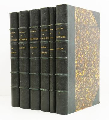 Les quatre livres sont alignés les uns à côté des autres sur une surface blanche.