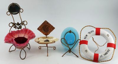 trois chaises miniatures et une table sur laquelle est posé un gilet de sauvetage