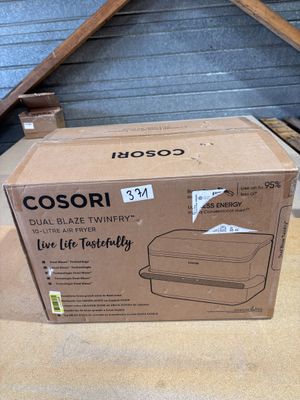 une boîte posée par terre devant une autre boîte