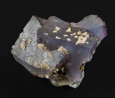 gros plan d'un morceau de roche sur une surface noire