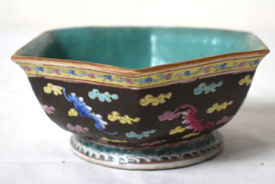 un bol bleu orné de motifs colorés