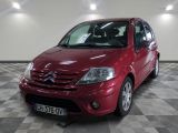 la photo d'une voiture rouge garée dans un garage