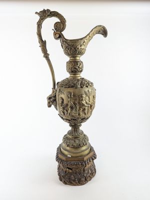 une image représentant un vase doré muni d'une anse, sur fond blanc