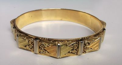 Un bracelet jonc or 18 cts ciselé à volutes poids 29 gr diam…