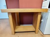 une table en bois surmontée d'une étagère, dans une cuisine