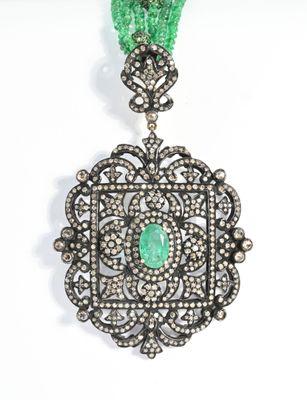 Gros plan sur un collier orné d'une pierre verte