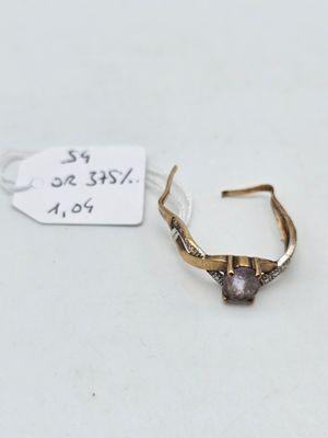 une photo d'une paire de boucles d'oreilles accompagnées d'une étiquette, posées sur un fond blanc