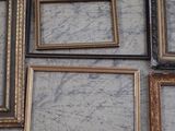 de nombreux cadres différents accrochés ensemble au mur