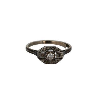 un gros plan d'une bague en argent sertie d'un diamant au centre