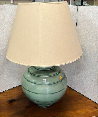 une lampe posée sur une table dans une pièce