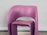 une image représentant une chaise violette posée sur un sol à carreaux