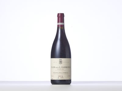 une bouteille de vin rouge posée sur une table
