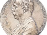 une vieille médaille en argent sur laquelle figure le portrait d'un homme