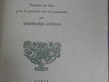 un livre sur la couverture duquel figure l'image d'un vase