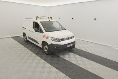 une camionnette blanche garée dans une pièce