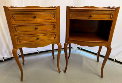 paire de tables de chevet anciennes de style français avec tiroirs