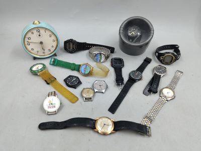 beaucoup de montres posées sur une table