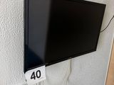 une télévision à écran plat accrochée au mur à côté d'une porte