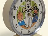 une horloge blanche sur laquelle est représenté un chien de dessin animé