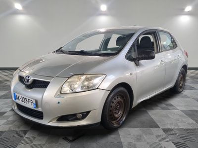 une photo d'une Toyota Yaris argentée garée dans un showroom