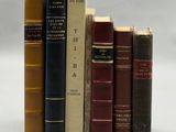 les livres sont alignés sur une surface blanche