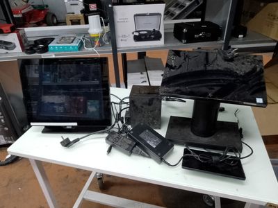 deux ordinateurs portables posés sur une table sur laquelle se trouve un ordinateur portable