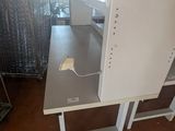 une photo d'un bureau d'ordinateur dans une grande pièce