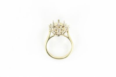 gros plan d'une bague en diamant sur fond blanc