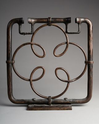 une photo d'une sculpture métallique représentant une fleur