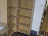un bureau avec un ordinateur dans le coin d'une pièce