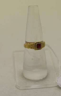 une image représentant une bague en or sertie d'une pierre rouge
