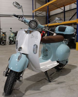 un cyclomoteur bleu et blanc garé dans un garage