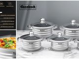 les nombreuses casseroles et poêles qui se trouvent sur la table