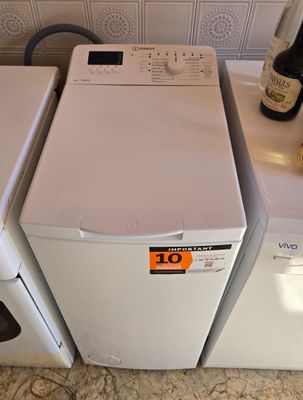 deux lave-linge et un sèche-linge posés sur un plan de travail