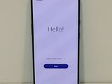 l'arrière d'un téléphone avec le bouton « Hello » affiché à l'écran