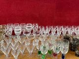 de nombreux verres à vin posés sur une table en bois