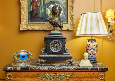 Buste féminin regardant vers la droite en marbre blanc de ca…