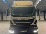 un camion qui est garé à l'intérieur d'un bâtiment