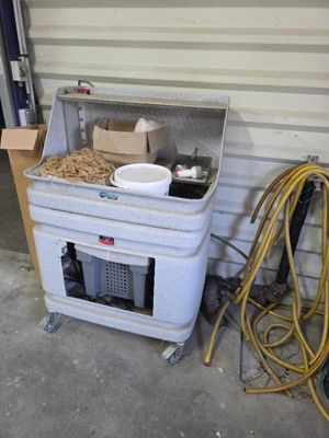 une photo d'un garage avec une poubelle et d'autres objets