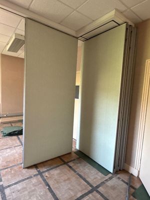 une pièce qui comporte une porte et une fenêtre